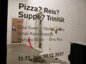 Stadium 1 zur Eröffnung von Überraschung #2: Pizza? Reis? Suppe? Trinität. Elisa Ewert, Martina Janssen, Ismail Karayakupoglu, Barbara Müller und Elma Riza im Kunstverein Neukölln 2017, Foto: Antje Gerhardt