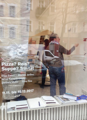 Stadium 2 nach Eröffnung von Überraschung #2: Pizza? Reis? Suppe? Trinität. Elisa Ewert, Martina Janssen, Ismail Karayakupoglu, Barbara Müller und Elma Riza im Kunstverein Neukölln 2017, Foto: Elma Riza