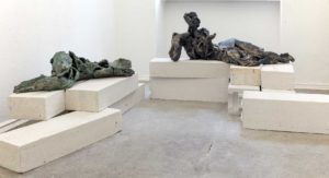 Gudrun Sailer, "Fragment", 2016, Terrakotta, 20 x 77 x 35 cm und "Gelegen", 2016, Terrakotta, 37 x 88 x 40 cm, Foto: René Moritz